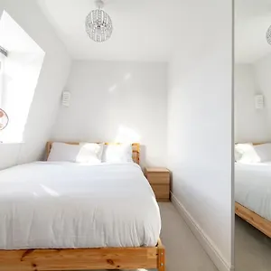Modern 1 Bed Flat 2 Mins Walk From Restaurants Bars Clubs & Beach! Wow! , Bournemouth United Kingdom